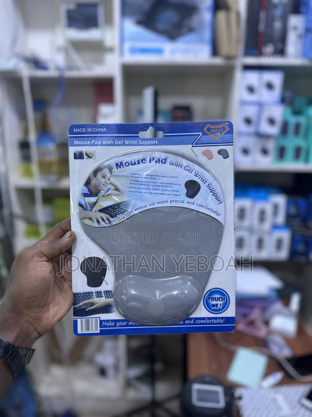 Mouse Pad With Gel Wrist Support · Photo 1