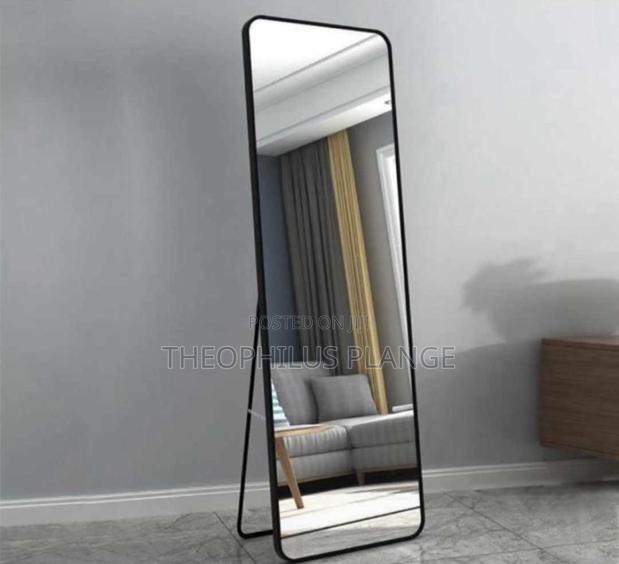 Standing Dressing Mirror, Curved and Straight Edge. · Photo 1