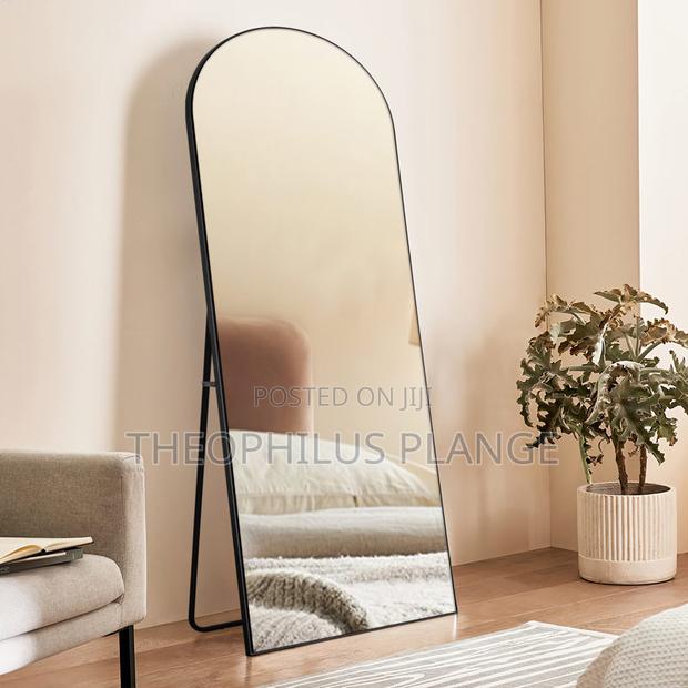 Standing Dressing Mirror, Curved and Straight Edge. · Photo 2