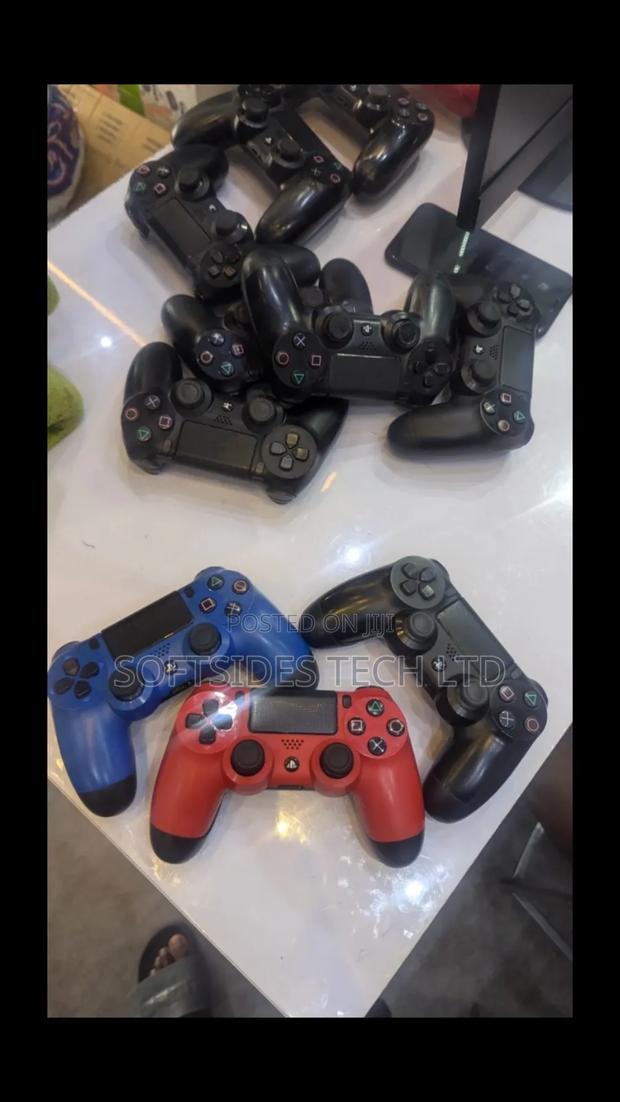 Original Playstation 4 Controllers · Photo 1
