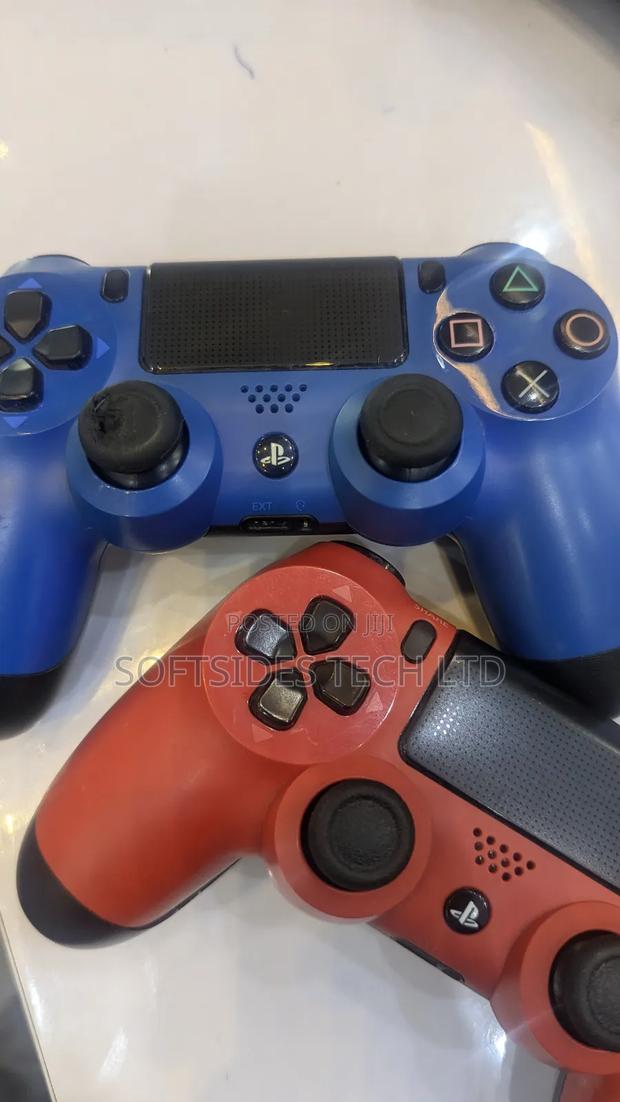 Original Playstation 4 Controllers · Photo 2