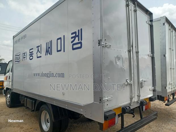 Hyundai Mighty Fridge Container · Photo 5
