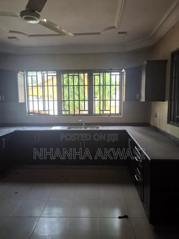 6bdrm House in Community12, Tema Metropolitan for rent · Photo 2