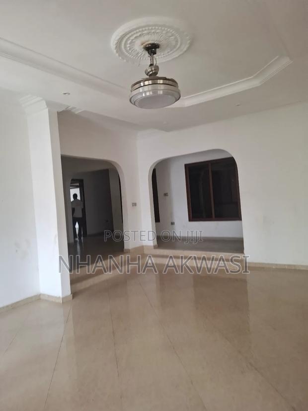 6bdrm House in Community12, Tema Metropolitan for rent · Photo 3