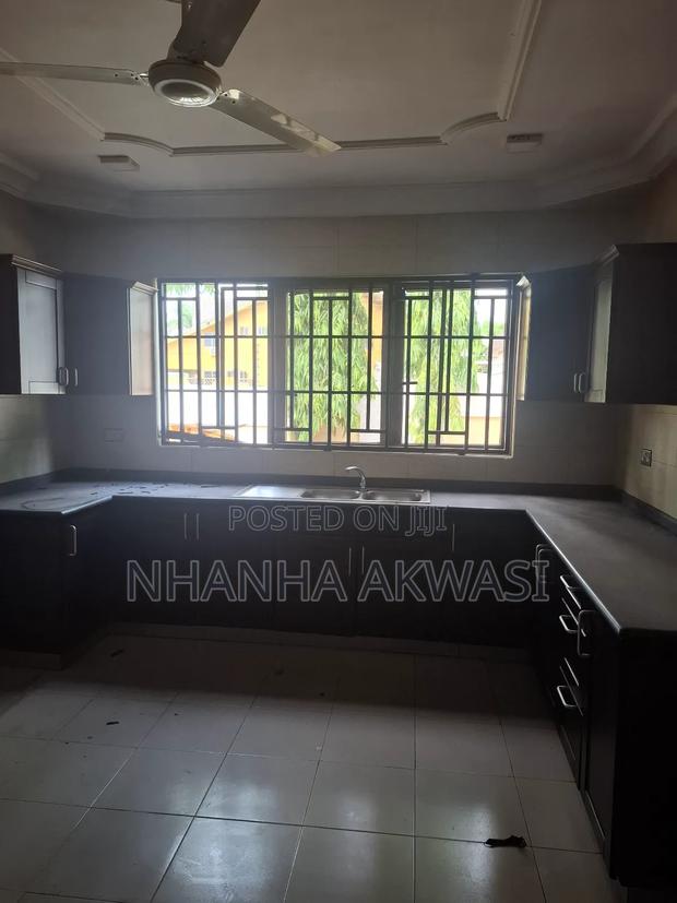 6bdrm House in Community12, Tema Metropolitan for rent · Photo 4