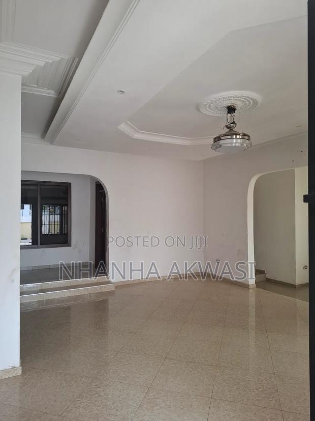 6bdrm House in Community12, Tema Metropolitan for rent · Photo 5