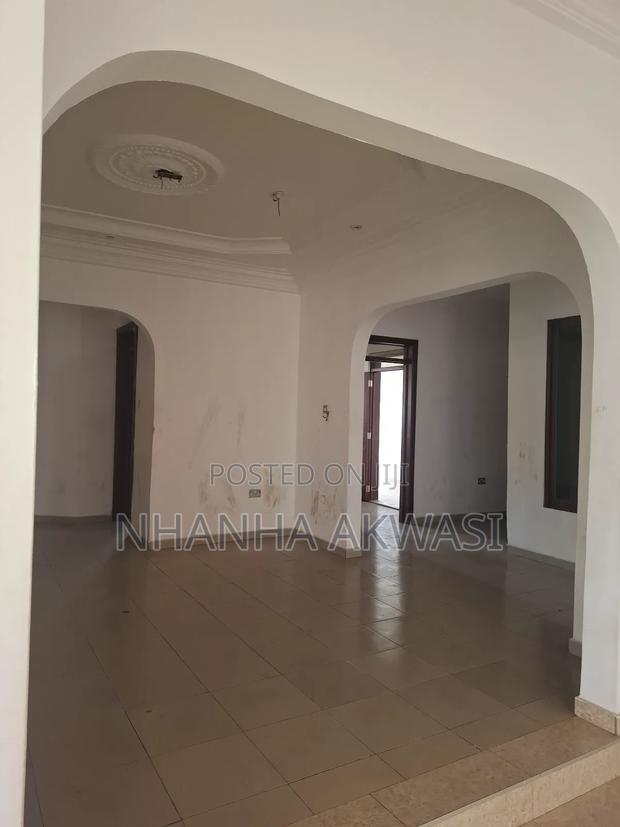 6bdrm House in Community12, Tema Metropolitan for rent · Photo 7