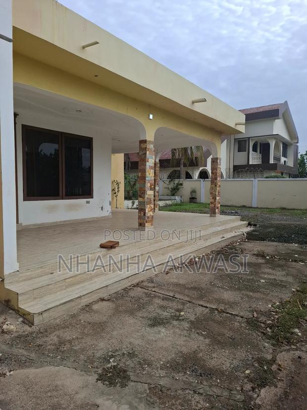 6bdrm House in Community12, Tema Metropolitan for rent · Photo 8