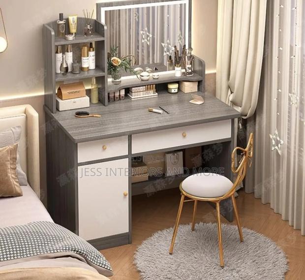 Dresser/Vanity Desk Set With Drawers · Photo 1