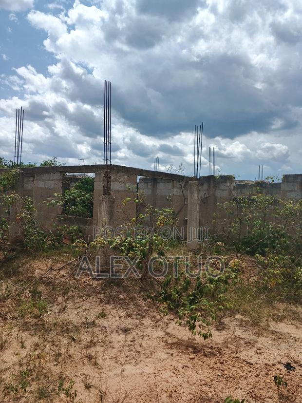 Uncompleted Building Building on Two Plots of Land · Photo 2