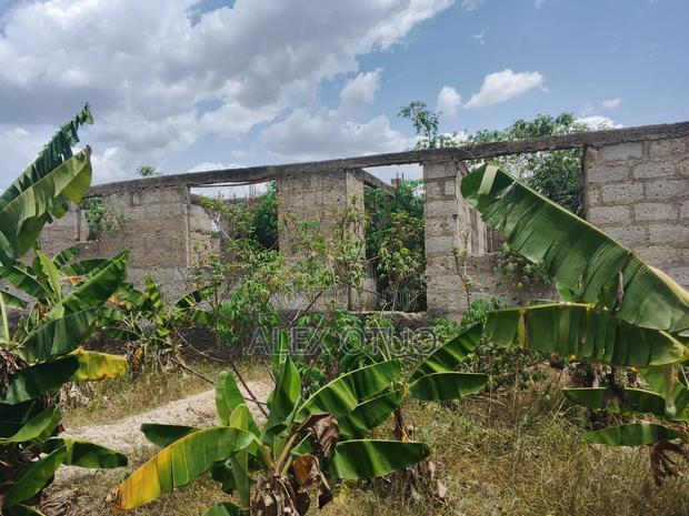 Uncompleted Building Building on Two Plots of Land · Photo 4