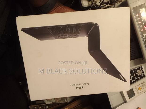 Apple iPad Pro 13inch M4 Keyboard Case · Photo 2
