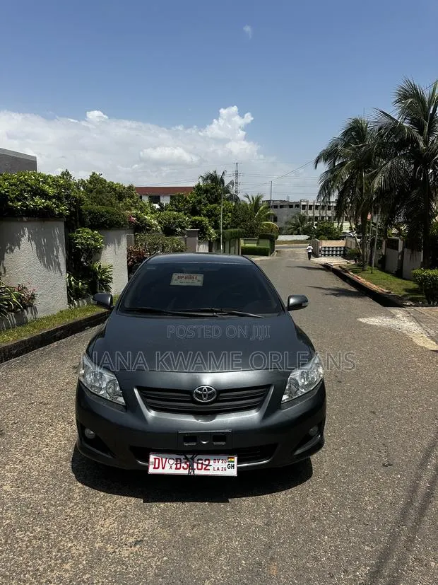 Toyota Corolla LE 4dr Sedan (1.8L 4cyl 4A) 2011 Gray · Photo 1