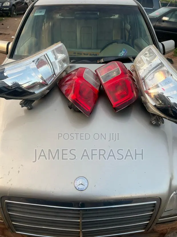 Toyota Hilux Head Lights · Photo 1