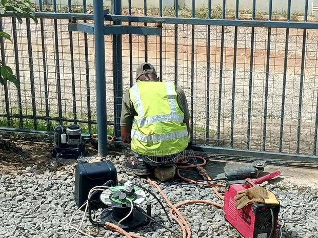 Automated Sliding Gate Installation · Photo 2
