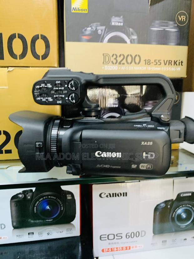 With All Accessories Canon Xa25 · Photo 1