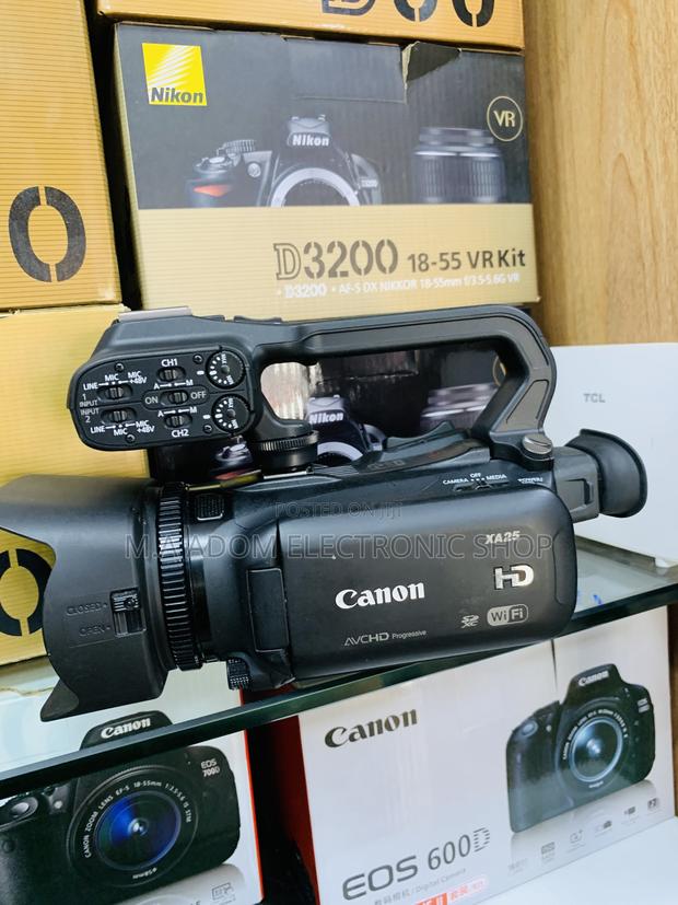 With All Accessories Canon Xa25 · Photo 2