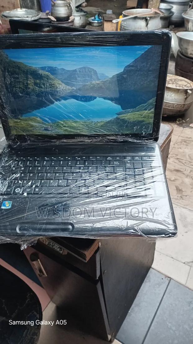 New Laptop Toshiba Satellite C850 4GB Intel Core i3 HDD 250GB · Photo 1