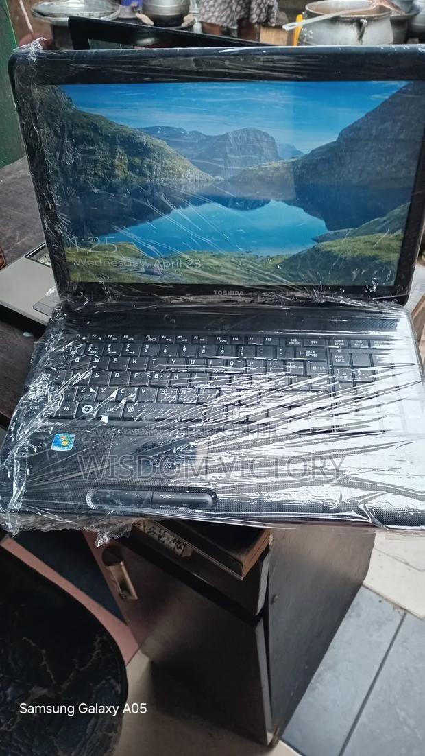 New Laptop Toshiba Satellite C850 4GB Intel Core i3 HDD 250GB · Photo 2