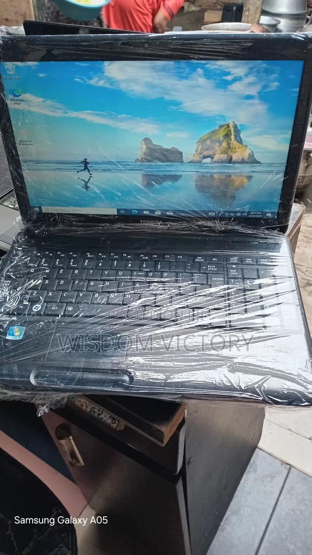 New Laptop Toshiba Satellite C850 4GB Intel Core i3 HDD 250GB · Photo 3