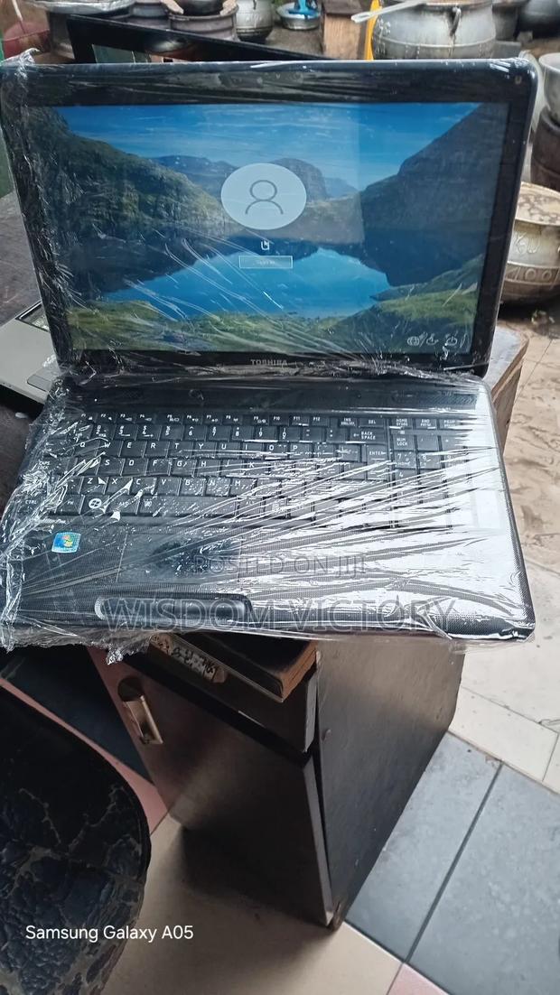 New Laptop Toshiba Satellite C850 4GB Intel Core i3 HDD 250GB · Photo 4