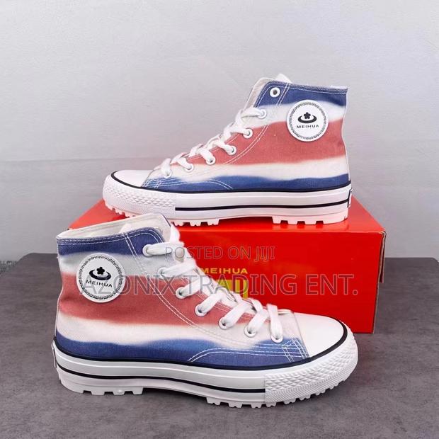 High Grade Unisex Converse Sneakers · Photo 1