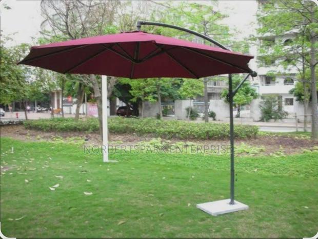 Cantilever Garden/Poolside Umbrella(1009) · Photo 1