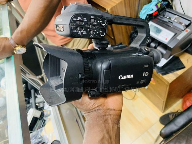Canon Xa20 Camcorder With 3.5”Oled Touch Panels View Screen · Photo 1
