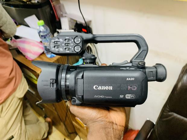 Canon 1080p Video Camera Xa20 · Photo 1