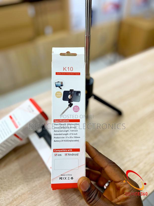 New Selfie Tripod Stick With Landscape and Portrait Mode · Photo 2
