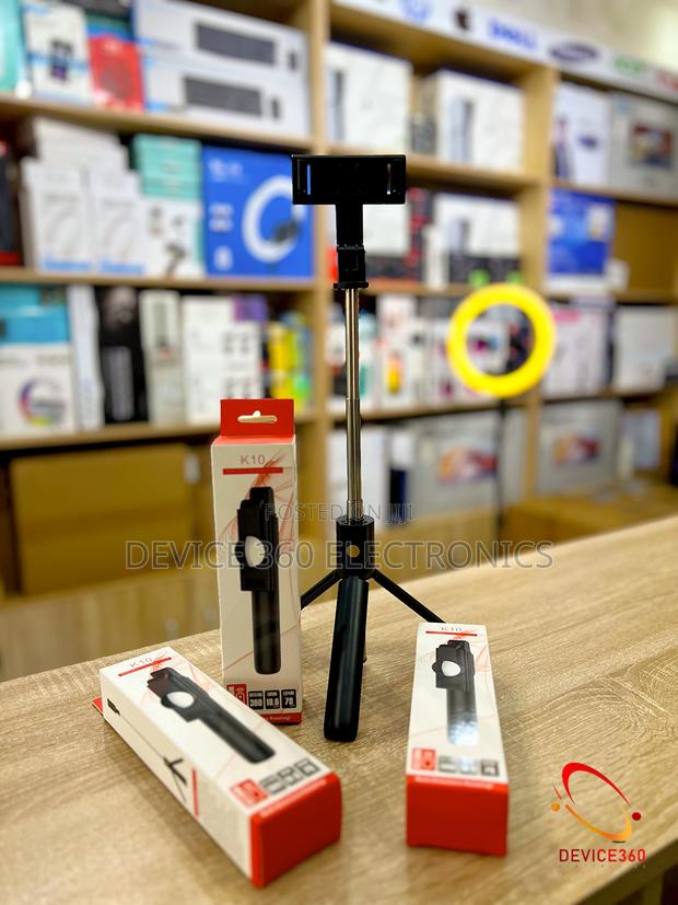 New Selfie Tripod Stick With Landscape and Portrait Mode · Photo 1