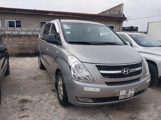 Hyundai Starex 2013 Silver · Photo 1