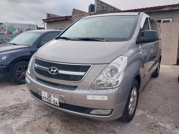 Hyundai Starex 2013 Silver · Photo 2