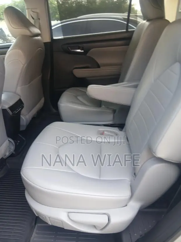 Toyota Highlander XLE 2022 Silver · Photo 1