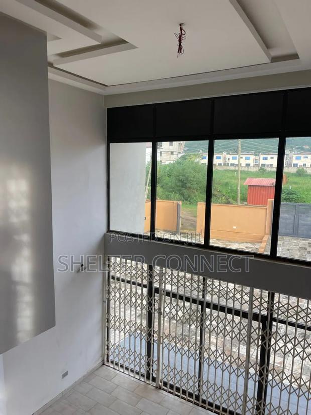 5bdrm Duplex in Oyarifa for sale · Photo 3