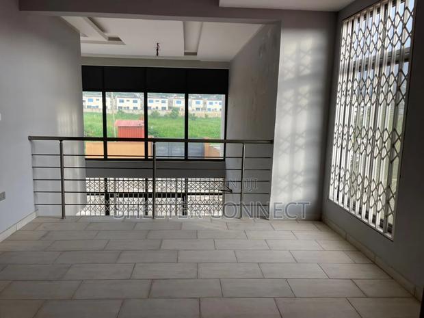 5bdrm Duplex in Oyarifa for sale · Photo 8