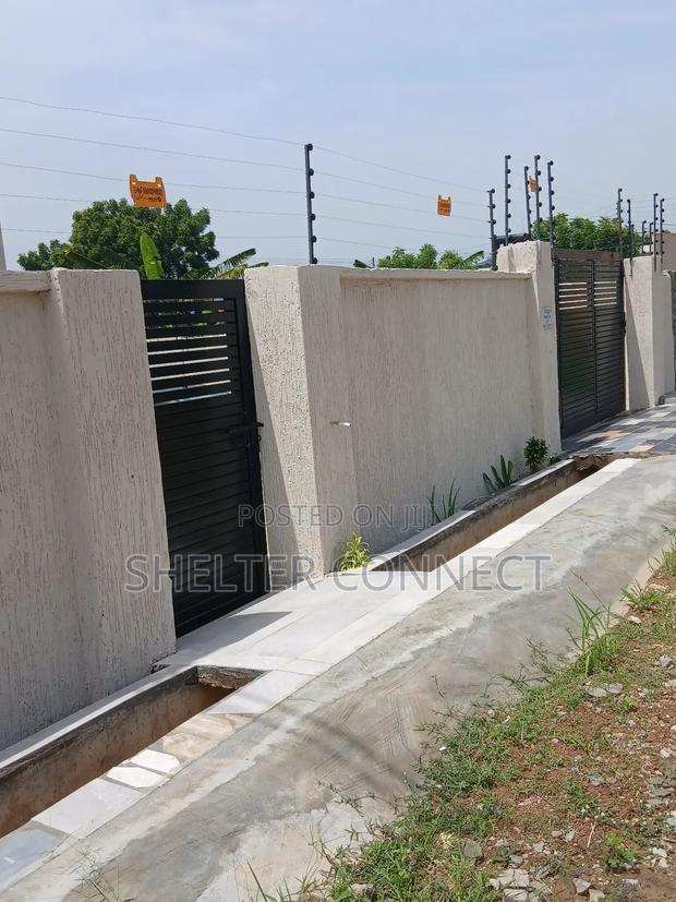 5bdrm Duplex in Oyarifa for sale · Photo 2