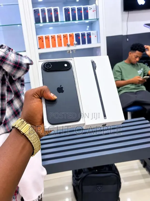 New Apple iPhone Air 256 GB Black · Photo 3
