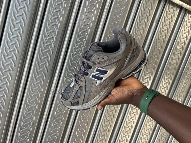Authentic New Balance Grey 1906 Sneaker · Photo 3