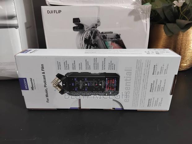 Zoom H6essential 6-Track 32-Bit Float Portable Recorder. · Photo 3