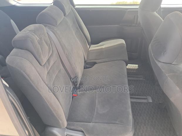 Toyota Voxy 2012 Gray · Photo 5