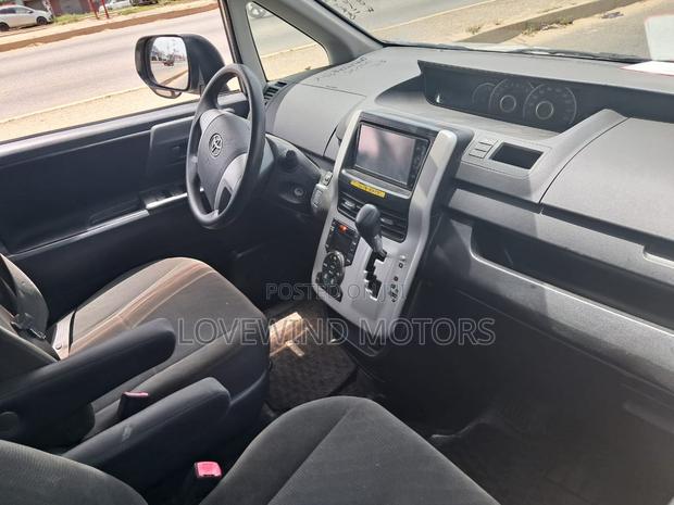 Toyota Voxy 2012 Gray · Photo 4