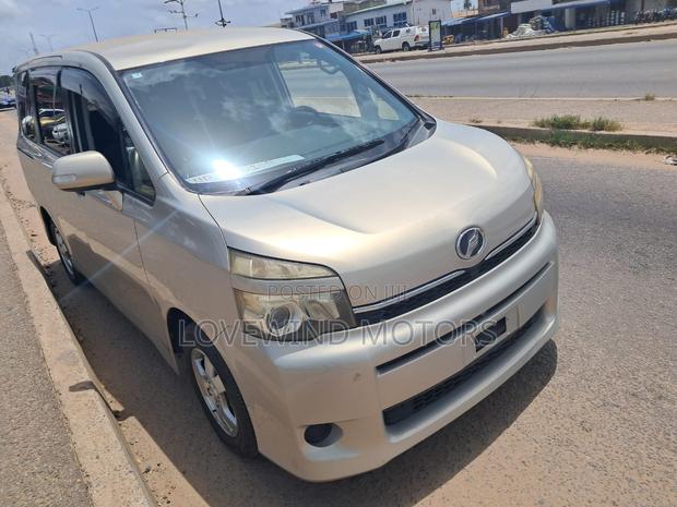 Toyota Voxy 2012 Gray · Photo 1