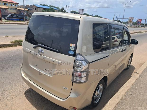 Toyota Voxy 2012 Gray · Photo 3
