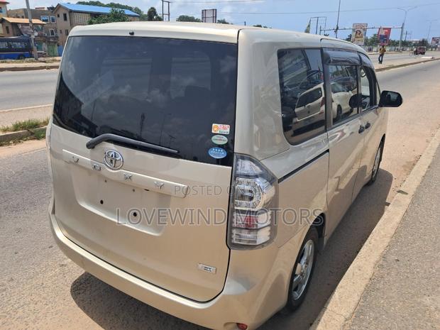 Toyota Voxy 2012 Gray · Photo 2