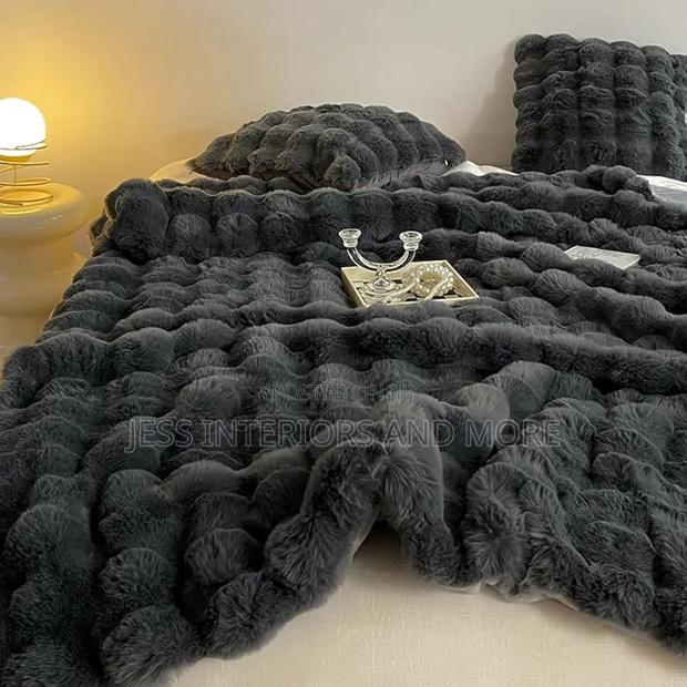 Fur Throw Blanket · Photo 1