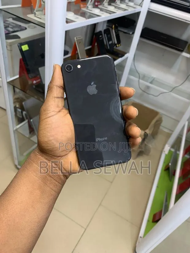 Apple iPhone 8 64 GB Black · Photo 1