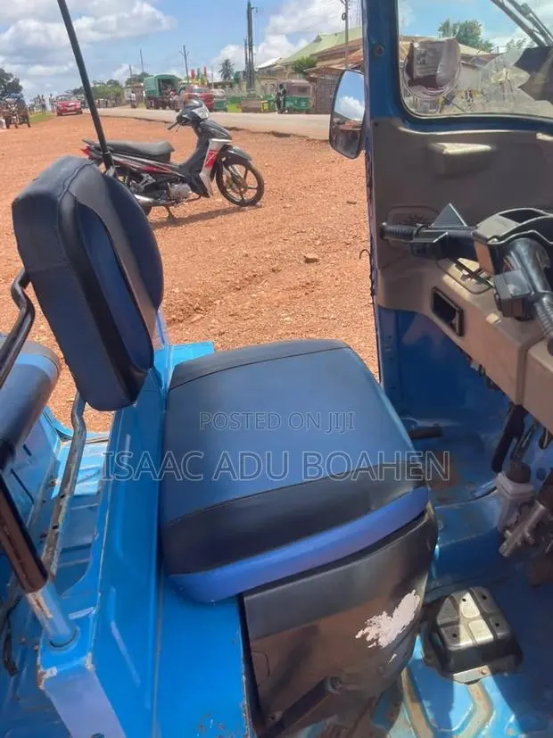 Bajaj RE 2024 Blue · Photo 1