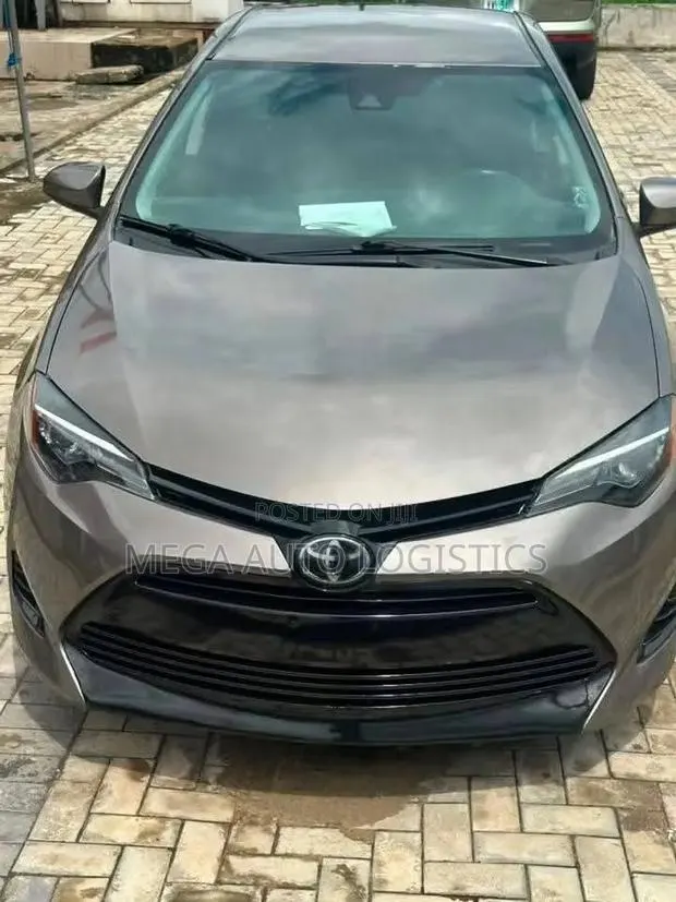 Toyota Corolla LE (1.8L 4cyl 2A) 2018 Gold · Photo 1