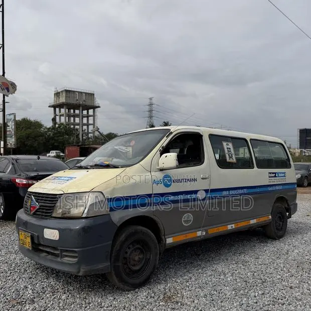 Toyota HiAce 2010 White · Photo 1